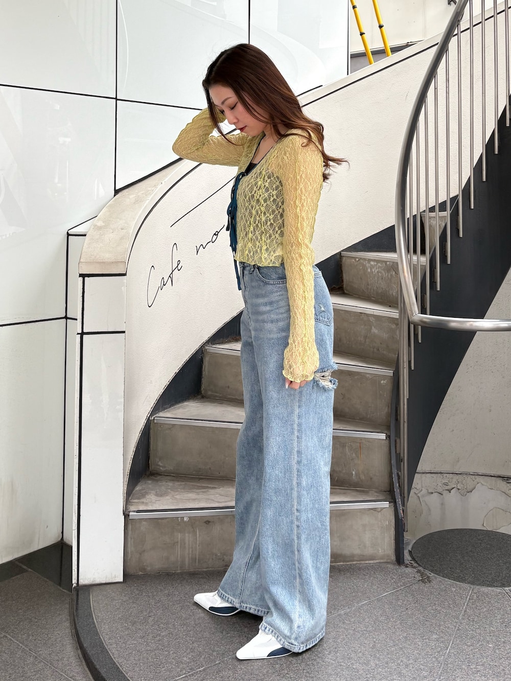 ホワイト系のパンプス、ブルー系のデニムパンツ、イエロー系のカーディガン/ボレロを着用したレディースの春コーディネートの2枚目の写真