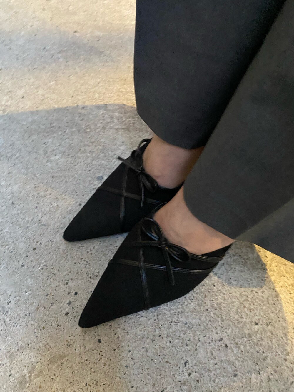 ブルー系のニット/セーター、グレー系のその他パンツ、ブラック系のサンダルを着用したレディースの春コーディネートの8枚目の写真