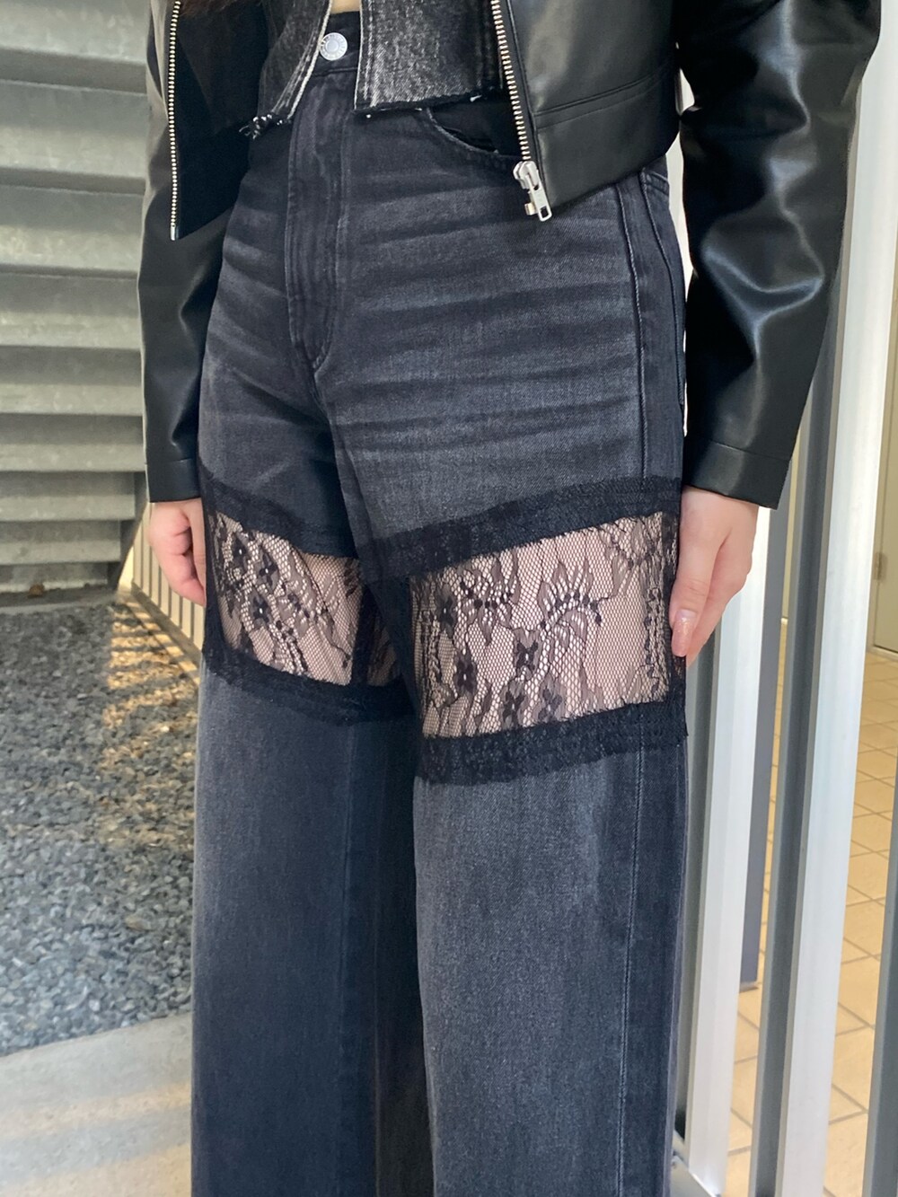 ブラック系のデニムパンツ、ブラック系のブーツ、ブラック系のライダースジャケットを着用したレディースの秋コーディネートの6枚目の写真