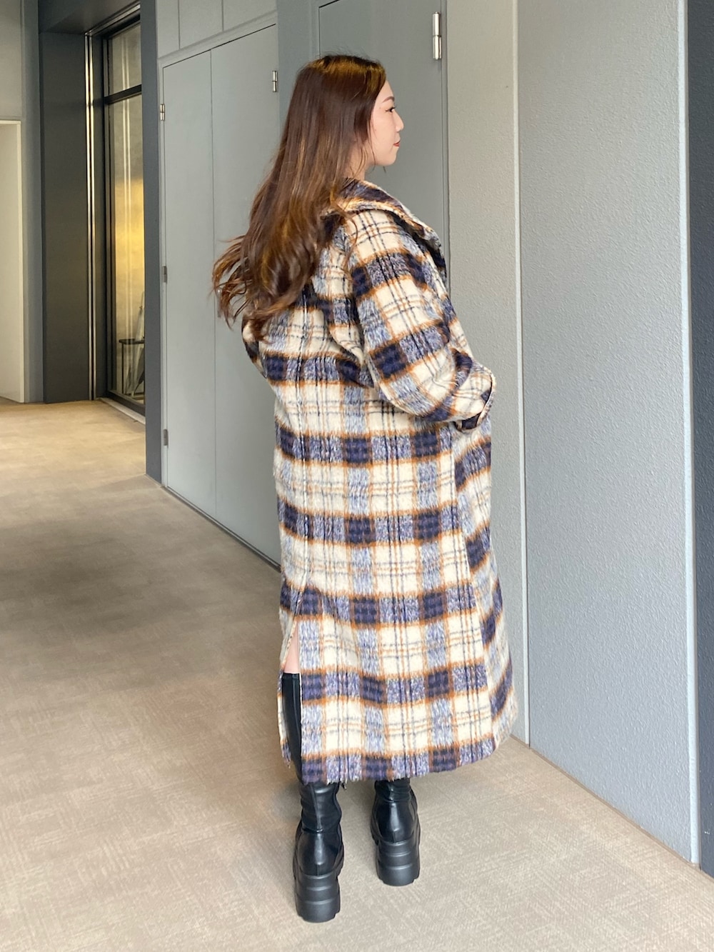 その他のチェスターコート、ホワイト系のスウェット、ブラック系のブーツを着用したレディースの秋コーディネートの3枚目の写真