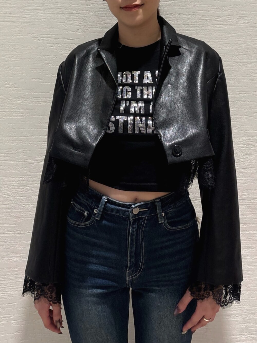 ブルー系のデニムパンツ、ブラック系のブーツ、ブラック系のTシャツ/カットソーを着用したレディースの秋コーディネートの4枚目の写真