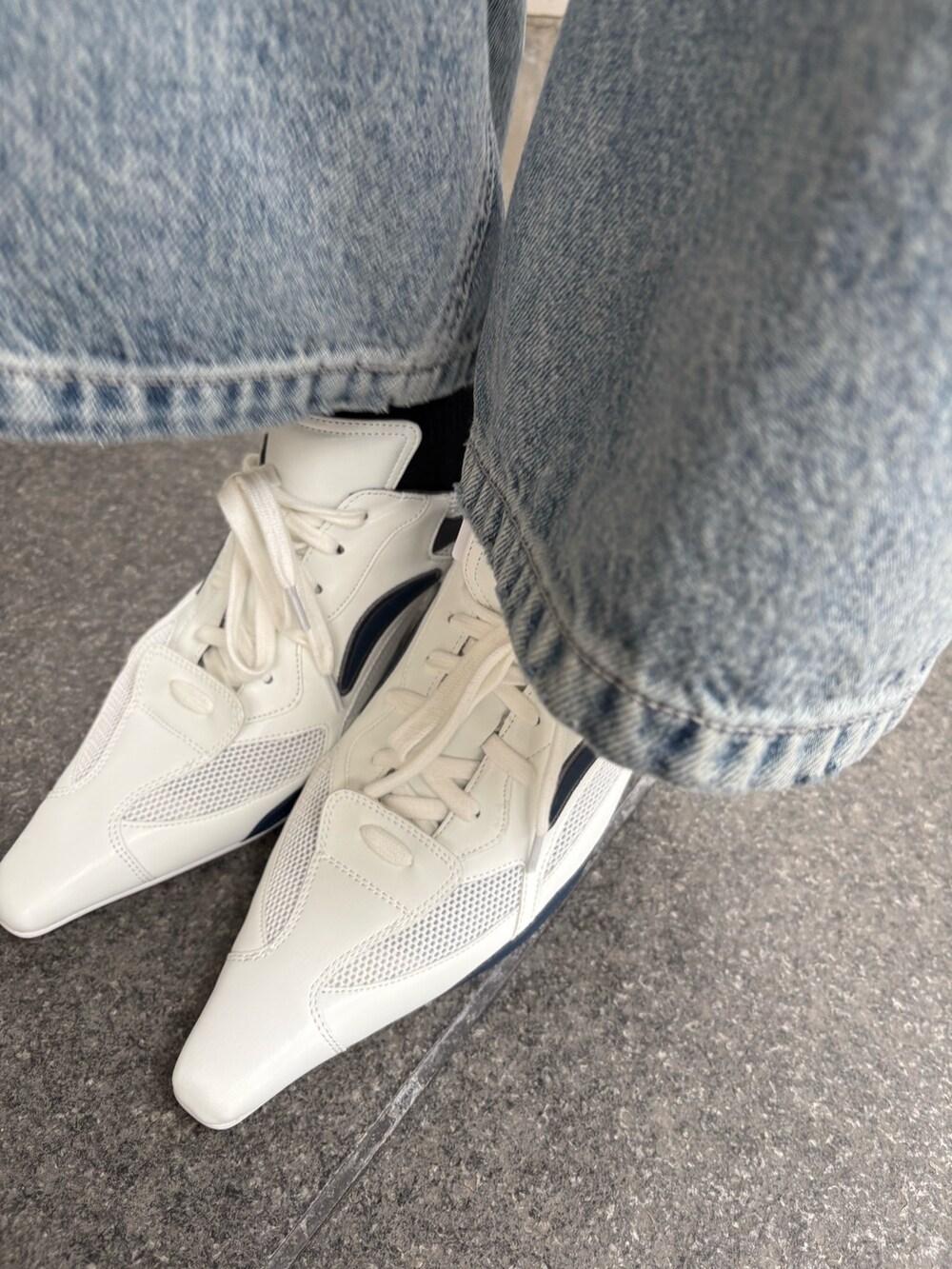 ホワイト系のパンプス、ブルー系のデニムパンツ、イエロー系のカーディガン/ボレロを着用したレディースの春コーディネートの7枚目の写真