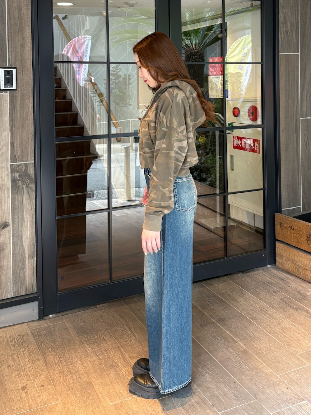 その他のパーカー、ブルー系のデニムパンツ、ブラック系のブーツを着用したレディースの春コーディネートの2枚目の写真