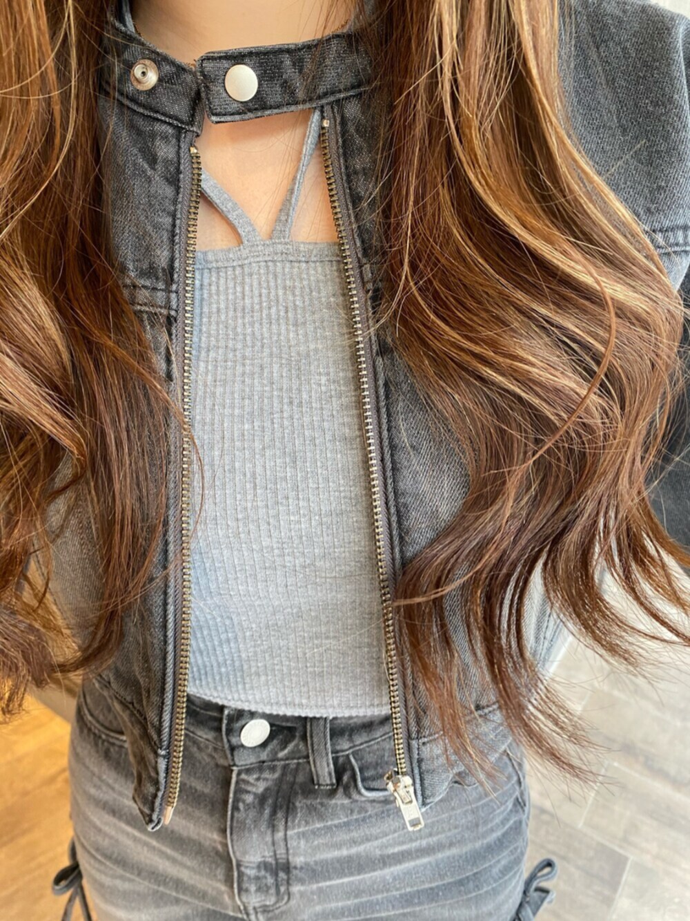 ブラック系のブーツ、ブラック系のTシャツ/カットソー、ブラック系のデニムジャケットを着用したレディースの冬コーディネートの4枚目の写真