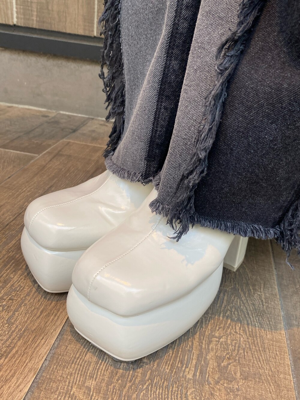 ブラック系のデニムパンツ、ブルー系のキャミソール、ベージュ系のシャツ/ブラウスを着用したレディースの夏コーディネートの8枚目の写真