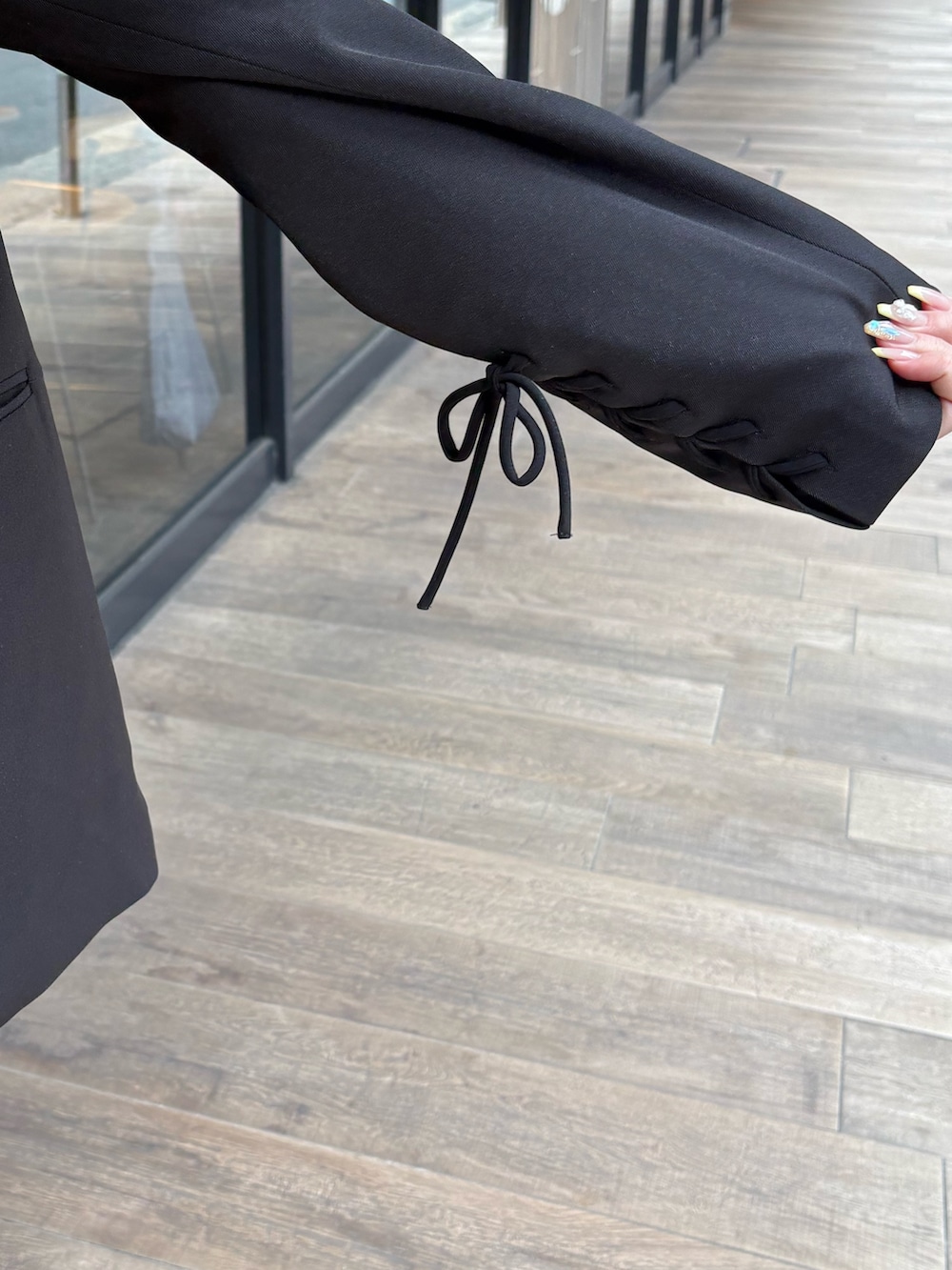 ブルー系のデニムパンツ、ブラック系のブーツ、ホワイト系のTシャツ/カットソーを着用したレディースの春コーディネートの5枚目の写真