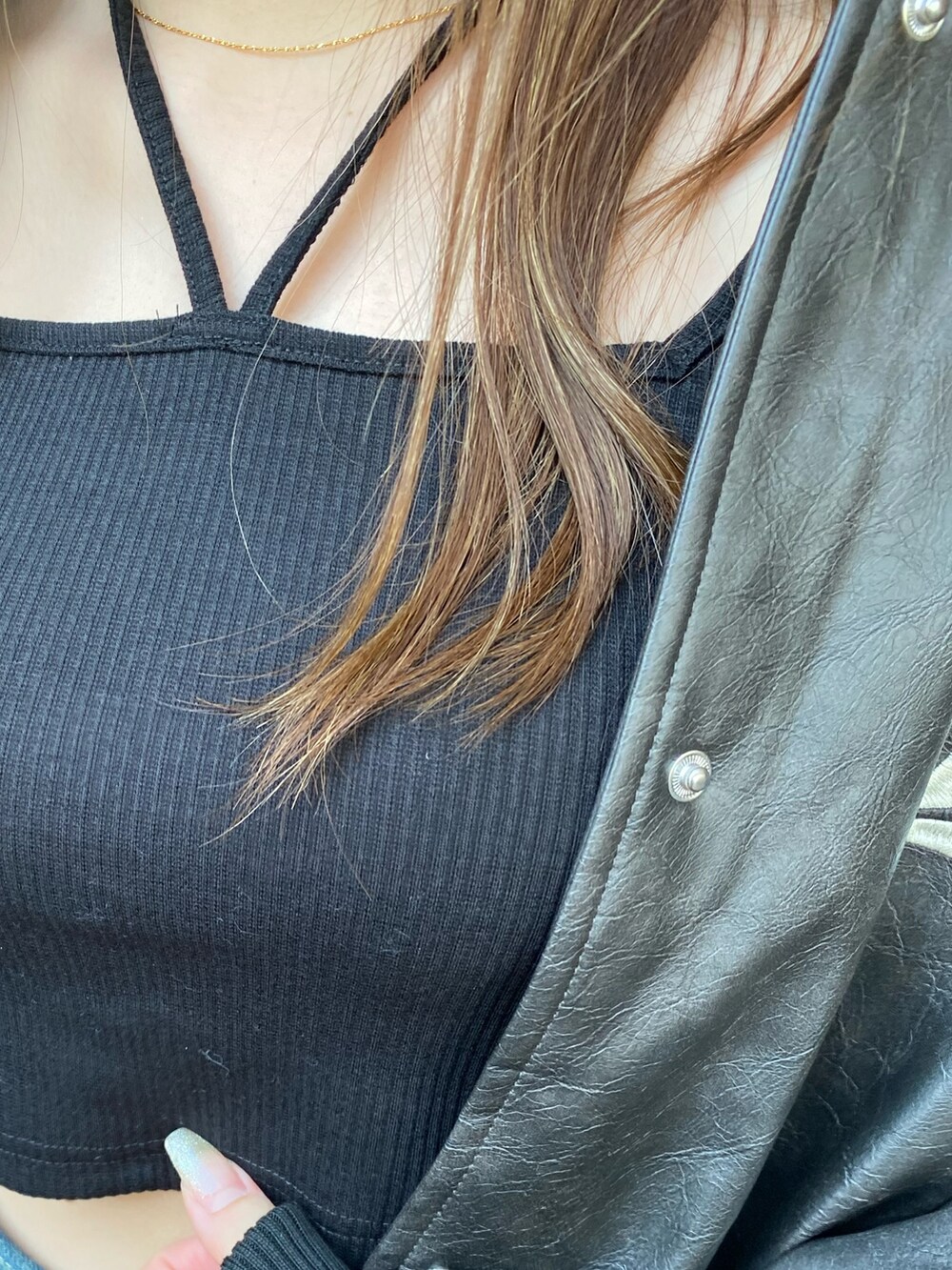 ブルー系のデニムパンツ、ブラック系のブーツ、ブラック系のスタジャンを着用したレディースの冬コーディネートの5枚目の写真