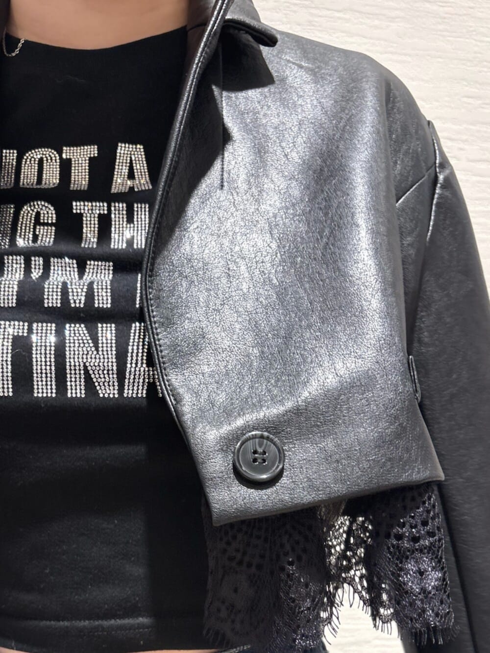 ブルー系のデニムパンツ、ブラック系のブーツ、ブラック系のTシャツ/カットソーを着用したレディースの秋コーディネートの5枚目の写真