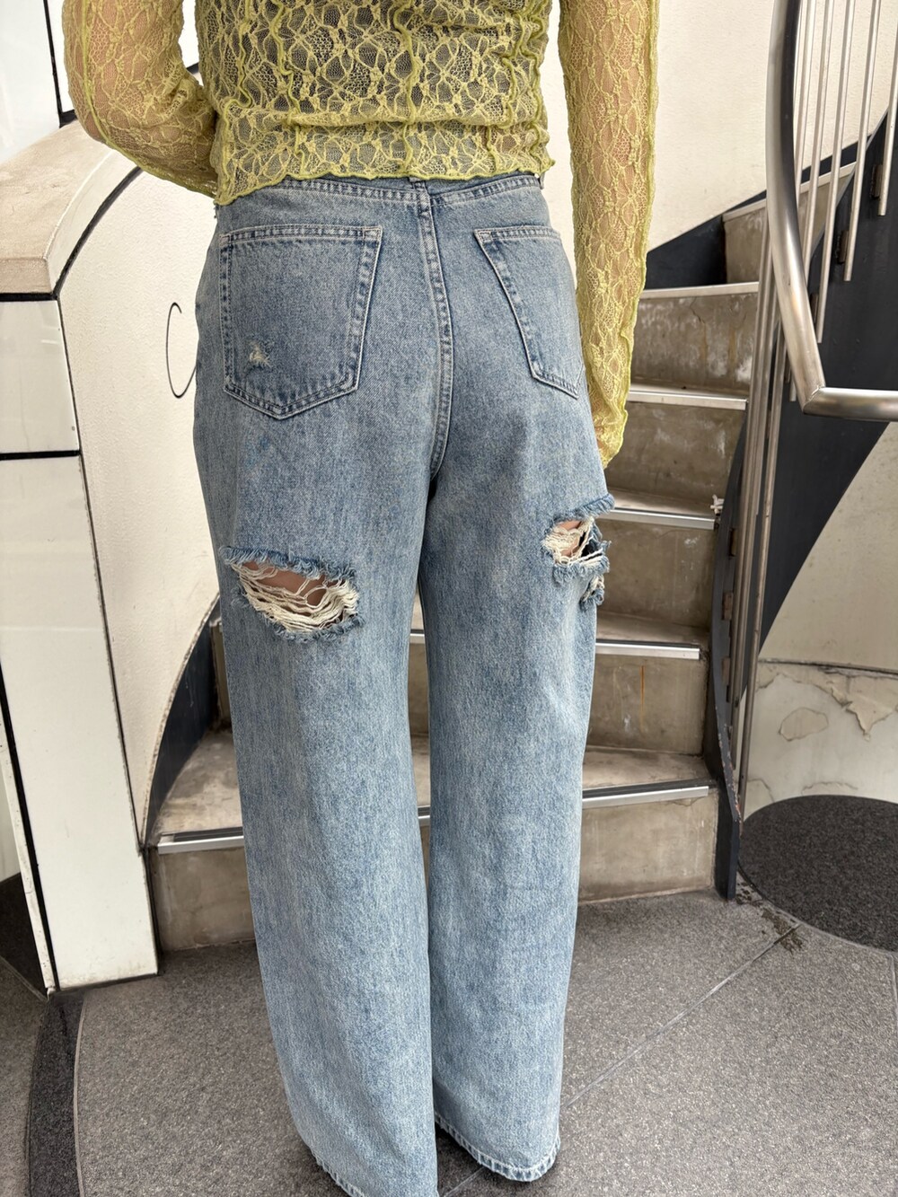 ホワイト系のパンプス、ブルー系のデニムパンツ、イエロー系のカーディガン/ボレロを着用したレディースの春コーディネートの6枚目の写真