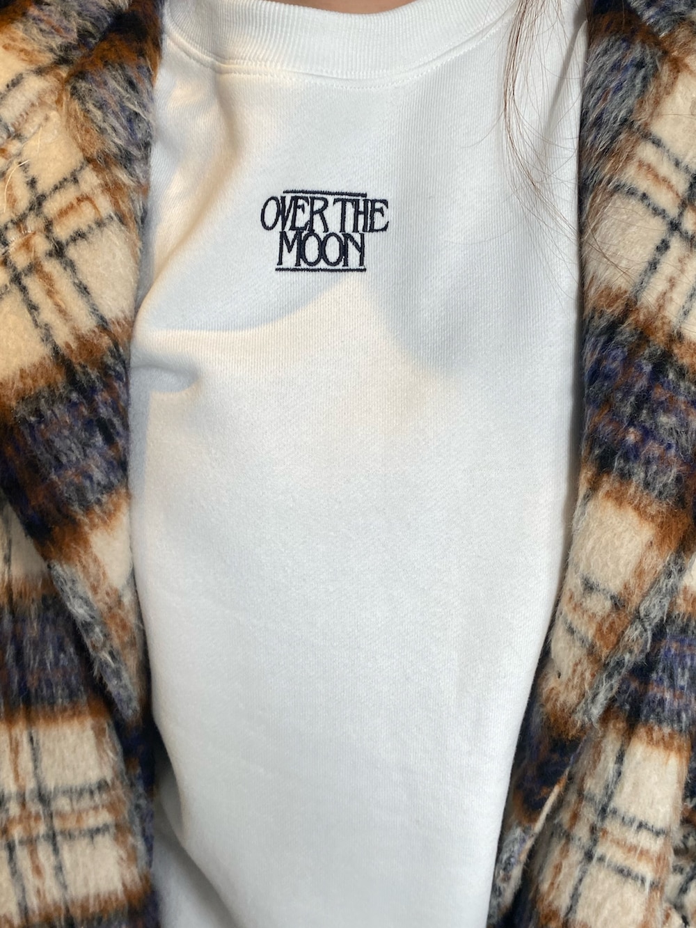 その他のチェスターコート、ホワイト系のスウェット、ブラック系のブーツを着用したレディースの秋コーディネートの6枚目の写真