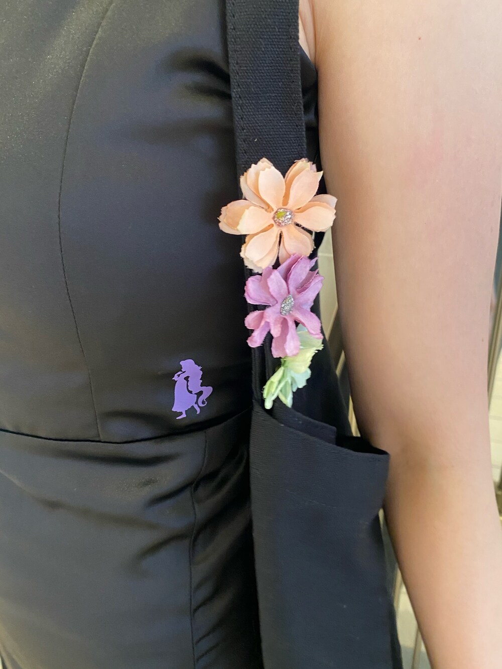 ブラック系のワンピース、ブラック系のトートバッグ、ブラック系のブーツを着用したレディースの夏コーディネートの4枚目の写真