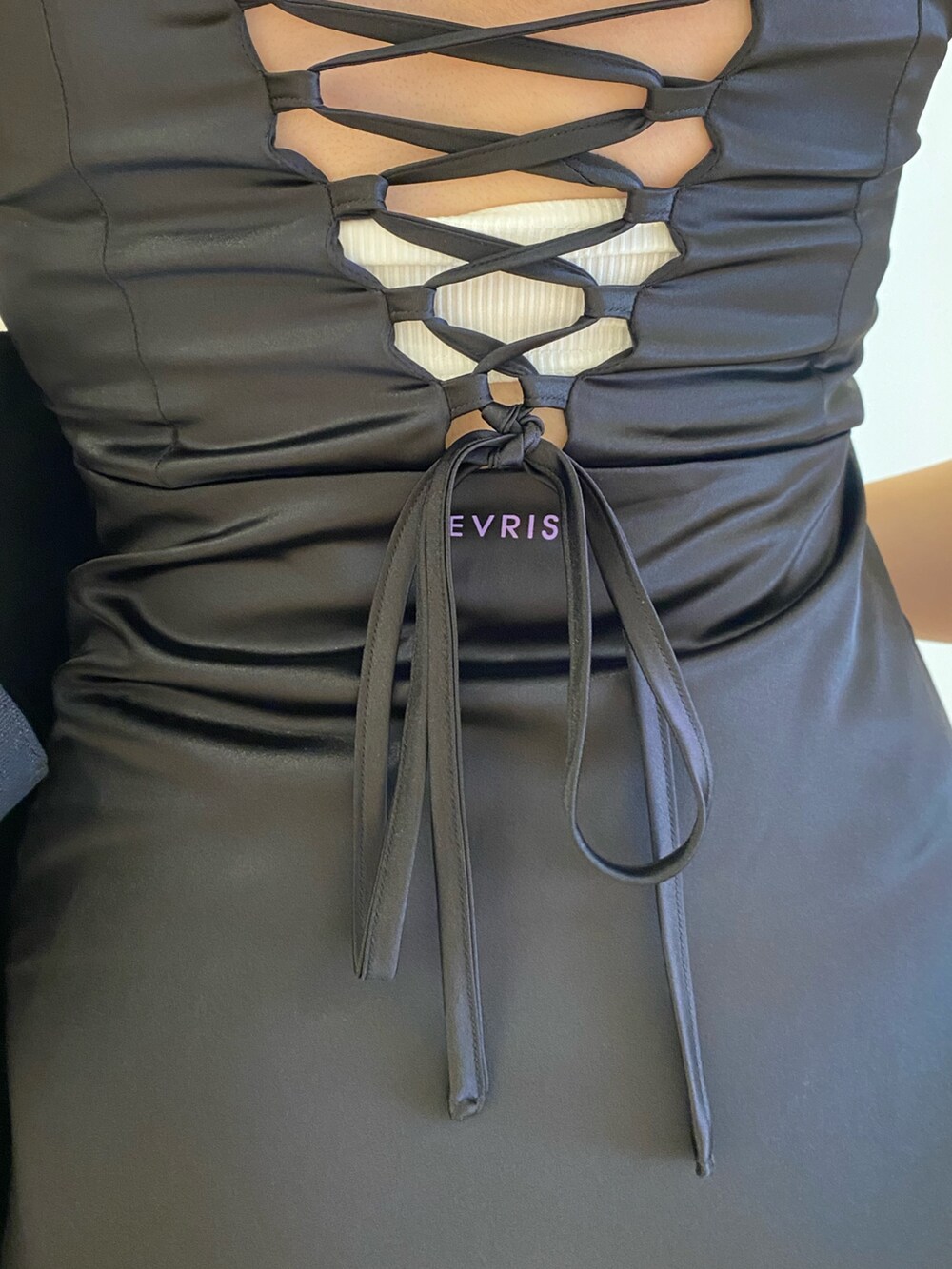 ブラック系のワンピース、ブラック系のトートバッグ、ブラック系のブーツを着用したレディースの夏コーディネートの6枚目の写真