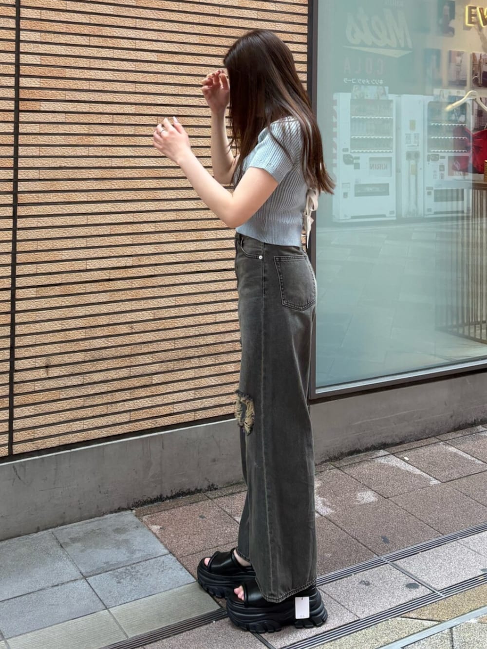 ブラック系のサンダル、ブラック系のデニムパンツ、ブルー系のニット/セーターを着用したレディースの夏コーディネートの2枚目の写真