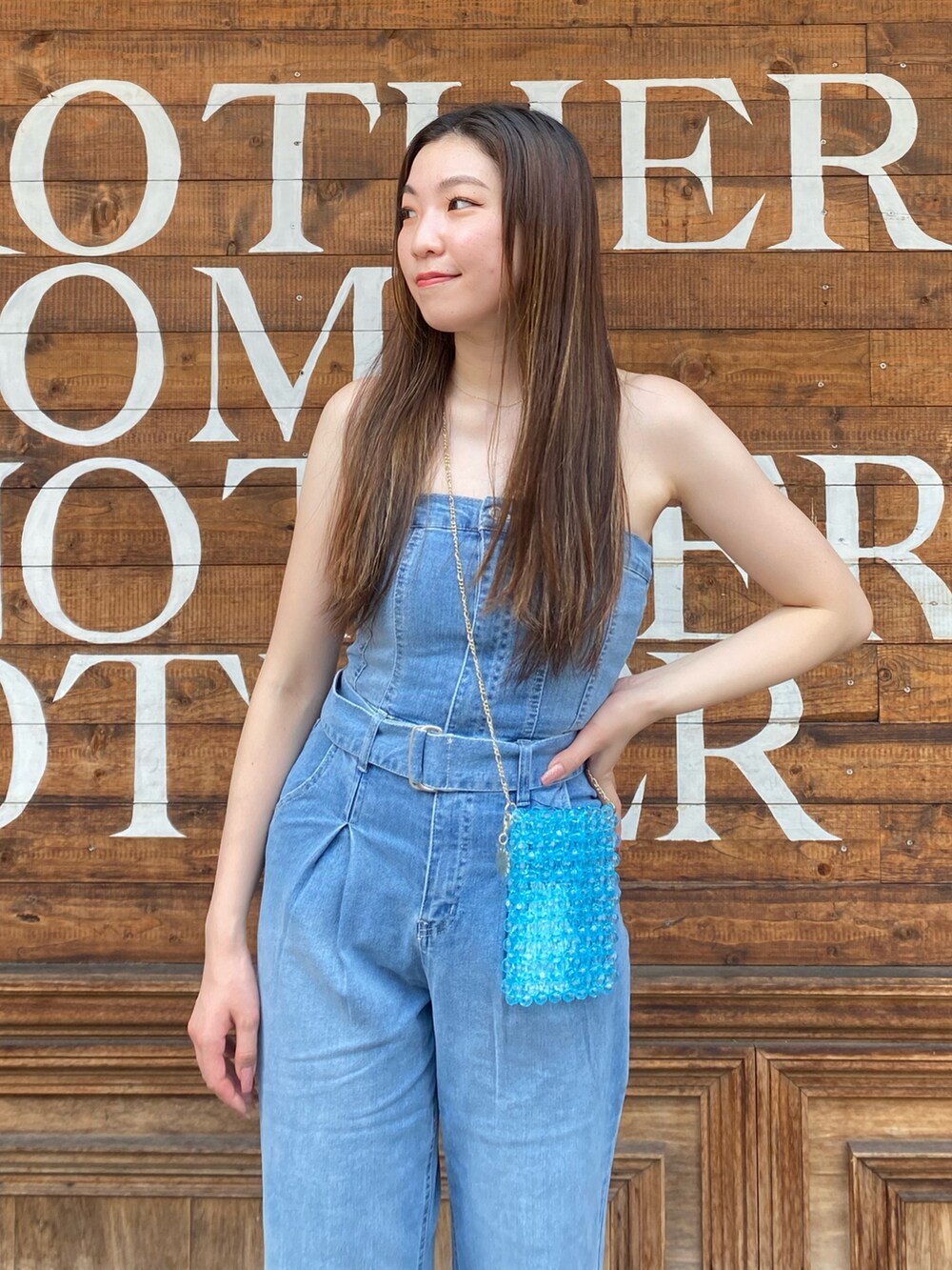 ブルー系のつなぎ/オールインワン、ブラック系のサンダル、ブルー系のショルダーバッグを着用したレディースの夏コーディネートの4枚目の写真