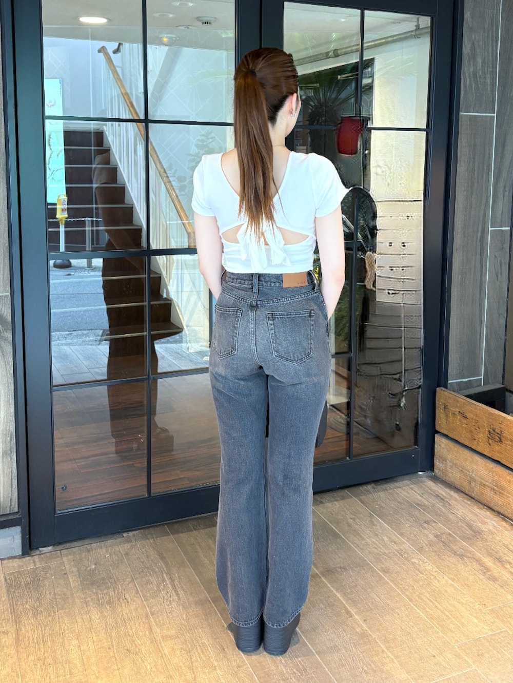 ホワイト系のTシャツ/カットソー、ブラック系のデニムパンツ、ブラック系のサンダルを着用したレディースの夏コーディネートの3枚目の写真