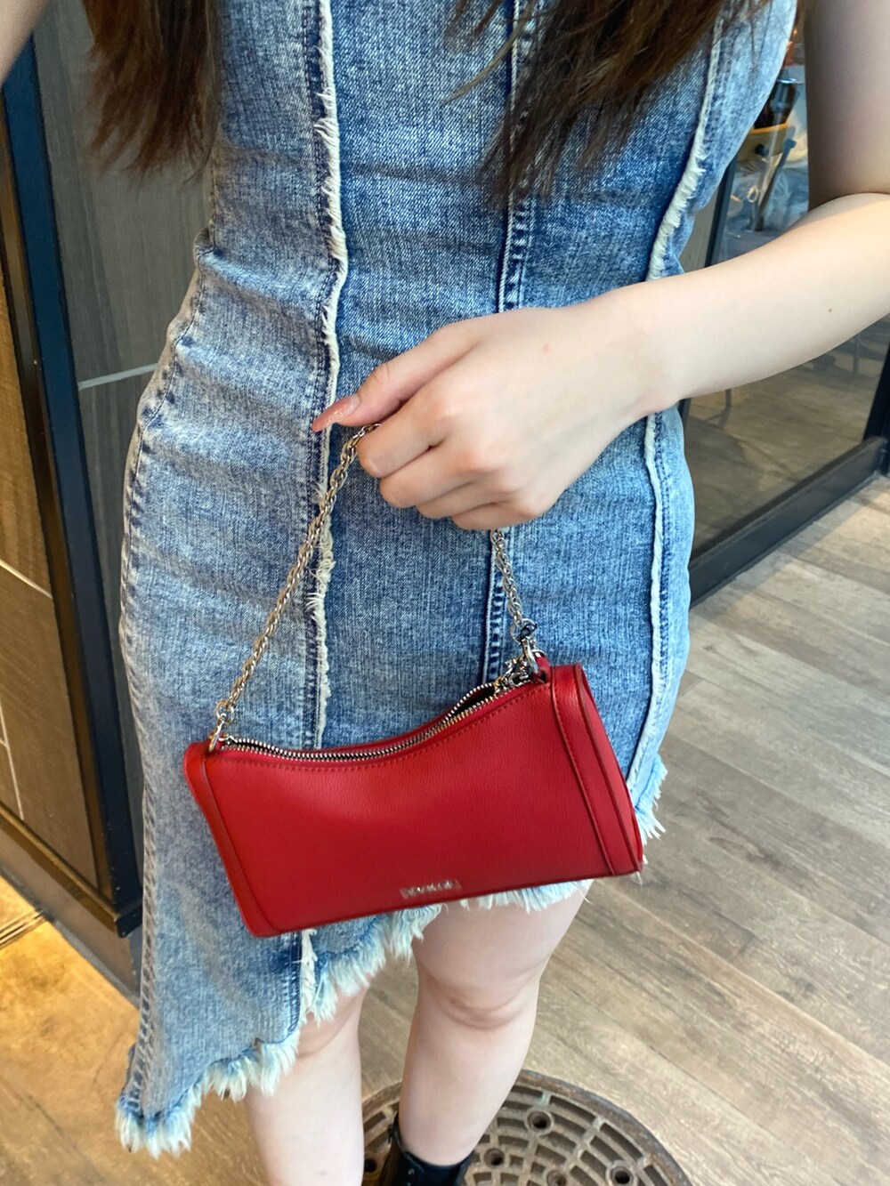 ブルー系のワンピース、レッド系のショルダーバッグ、ブラック系のブーツを着用したレディースの夏コーディネートの5枚目の写真
