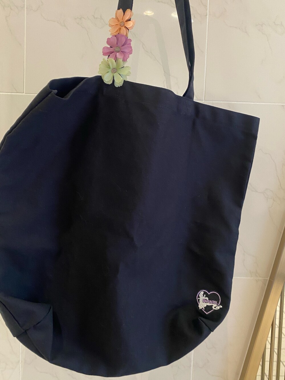 ブラック系のワンピース、ブラック系のトートバッグ、ブラック系のブーツを着用したレディースの夏コーディネートの10枚目の写真