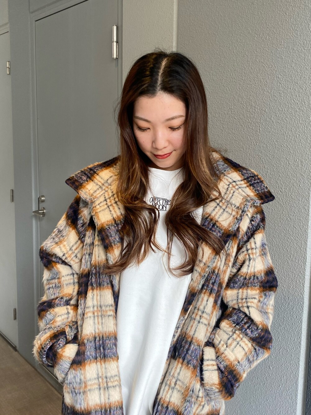 その他のチェスターコート、ホワイト系のスウェット、ブラック系のブーツを着用したレディースの秋コーディネートの5枚目の写真