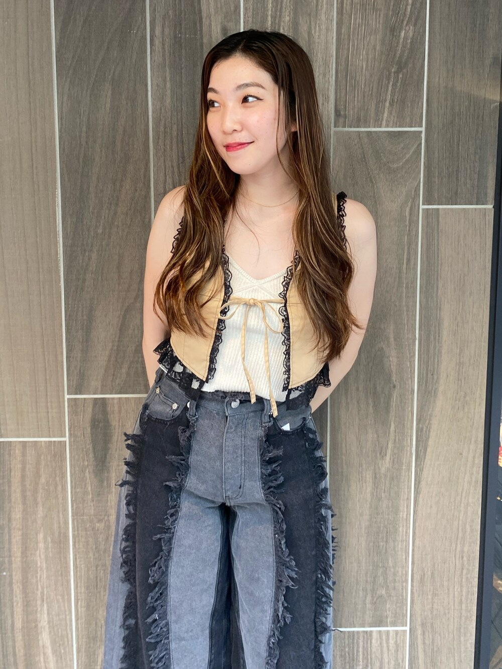 ブラック系のデニムパンツ、ブルー系のキャミソール、ベージュ系のシャツ/ブラウスを着用したレディースの夏コーディネートの5枚目の写真