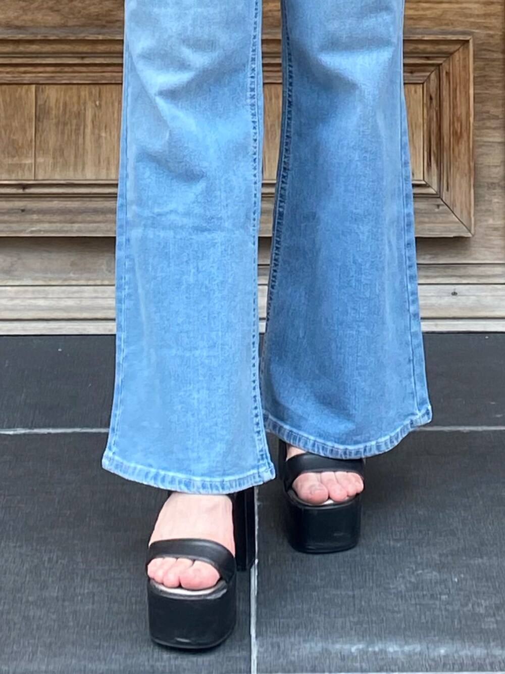 ブルー系のつなぎ/オールインワン、ブラック系のサンダル、ブルー系のショルダーバッグを着用したレディースの夏コーディネートの7枚目の写真