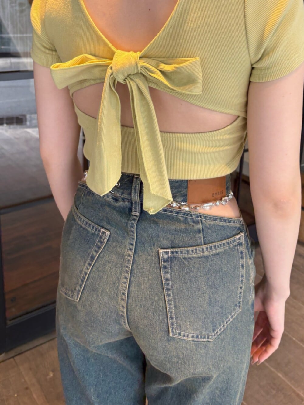 ブラック系のブーツ、グリーン系のTシャツ/カットソー、ブルー系のデニムパンツを着用したレディースの夏コーディネートの6枚目の写真