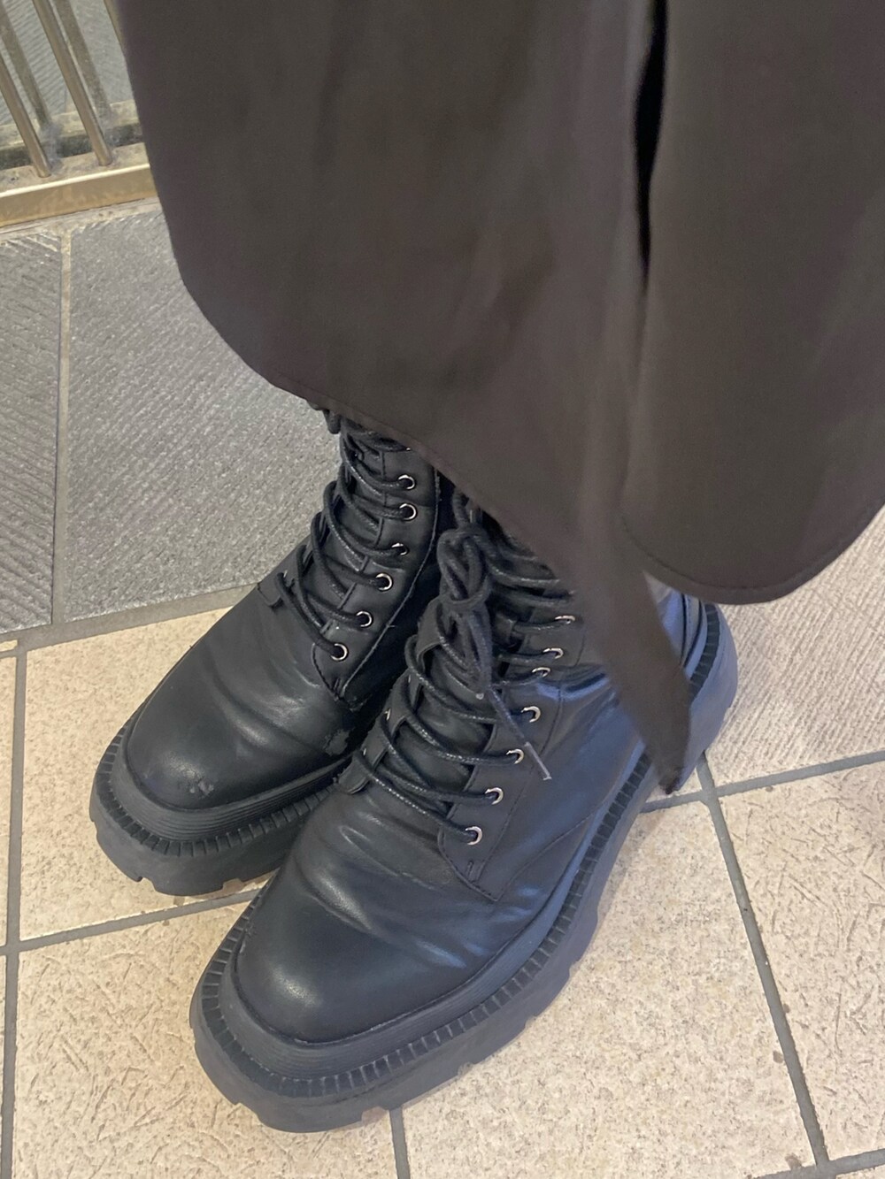 ブラック系のワンピース、ブラック系のトートバッグ、ブラック系のブーツを着用したレディースの夏コーディネートの8枚目の写真