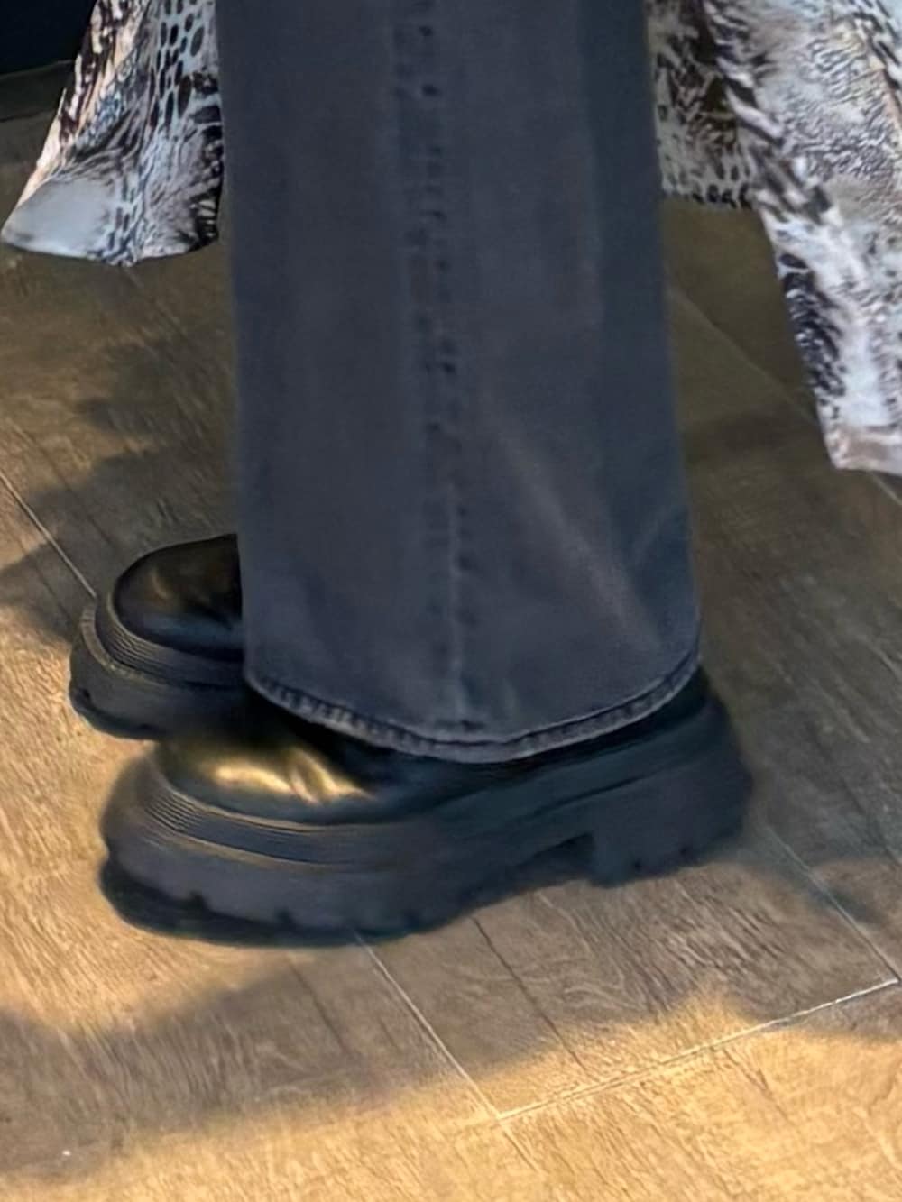ベージュ系のワンピース、ブラック系のデニムパンツ、ブラック系のブーツを着用したレディースの夏コーディネートの6枚目の写真