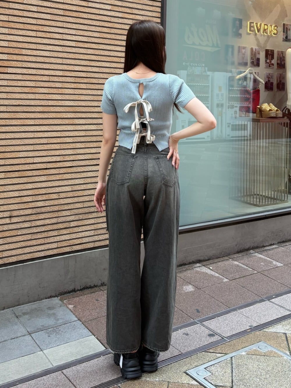 ブラック系のサンダル、ブラック系のデニムパンツ、ブルー系のニット/セーターを着用したレディースの夏コーディネートの3枚目の写真