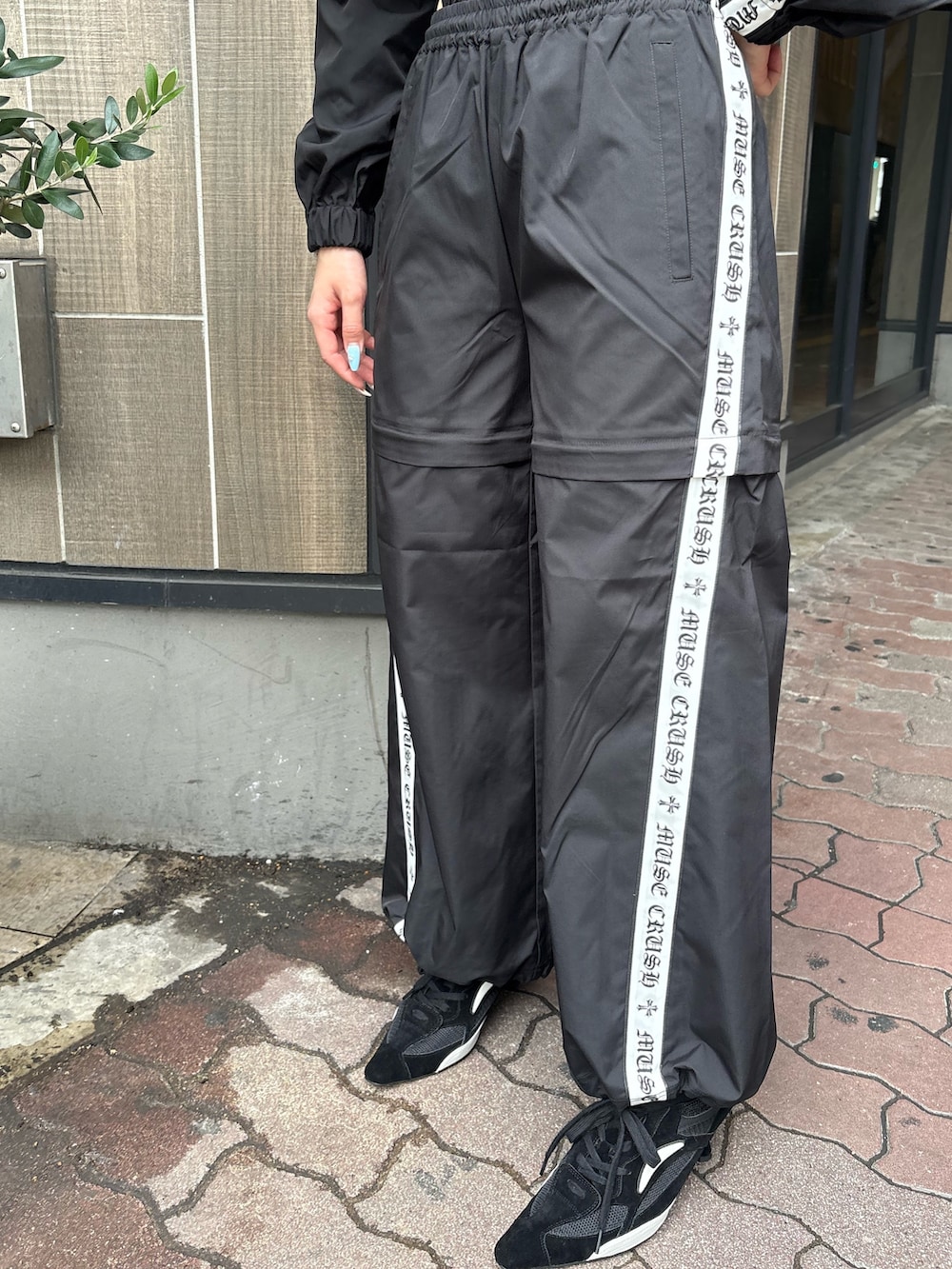ブラック系のナイロンジャケット、ブラック系のシャツ/ブラウス、ブラック系のカーゴパンツを着用したレディースの秋コーディネートの6枚目の写真
