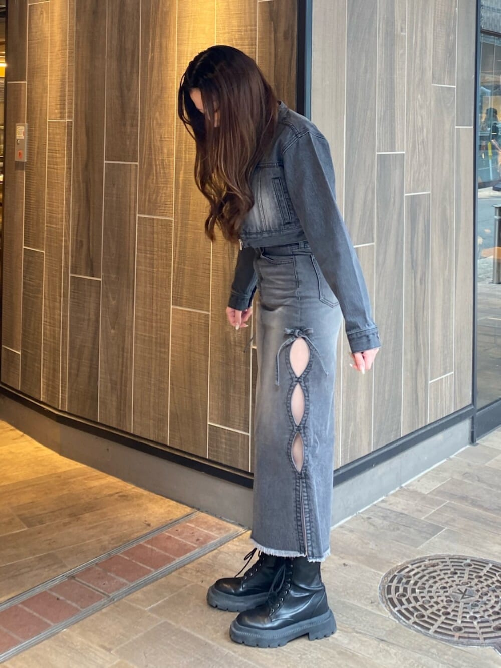 ブラック系のブーツ、ブラック系のTシャツ/カットソー、ブラック系のデニムジャケットを着用したレディースの冬コーディネートの2枚目の写真