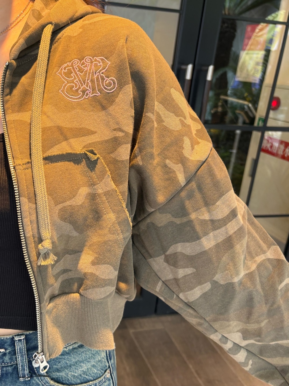 その他のパーカー、ブルー系のデニムパンツ、ブラック系のブーツを着用したレディースの春コーディネートの5枚目の写真