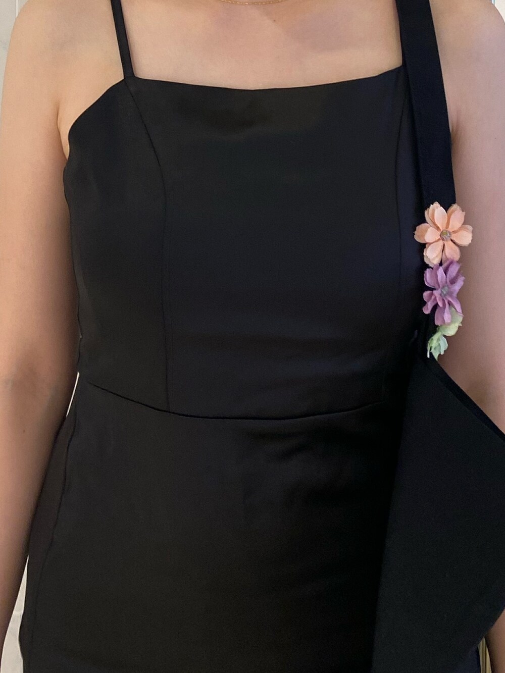 ブラック系のワンピース、ブラック系のトートバッグ、ブラック系のブーツを着用したレディースの夏コーディネートの3枚目の写真