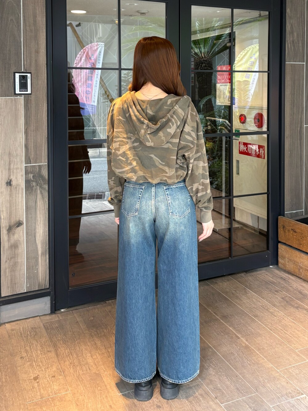 その他のパーカー、ブルー系のデニムパンツ、ブラック系のブーツを着用したレディースの春コーディネートの3枚目の写真