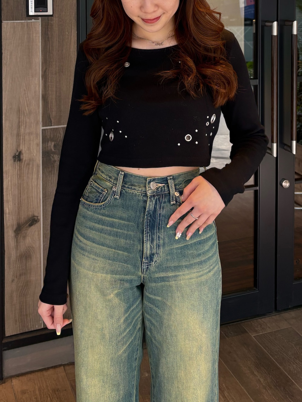 ブラック系のTシャツ/カットソー、ブルー系のデニムパンツ、ブラック系のブーツを着用したレディースの春コーディネートの4枚目の写真