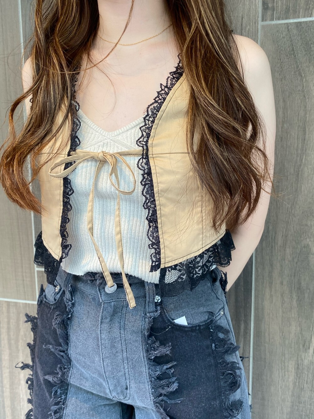 ブラック系のデニムパンツ、ブルー系のキャミソール、ベージュ系のシャツ/ブラウスを着用したレディースの夏コーディネートの6枚目の写真