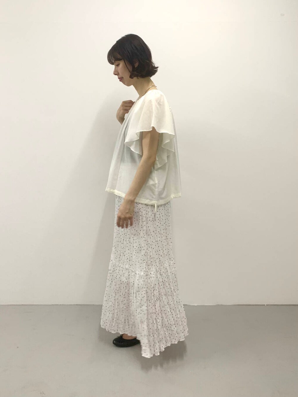 ブラック系のバレエシューズ、ホワイト系のシャツ/ブラウス、ホワイト系のスカートを着用したレディースの夏コーディネートの2枚目の写真