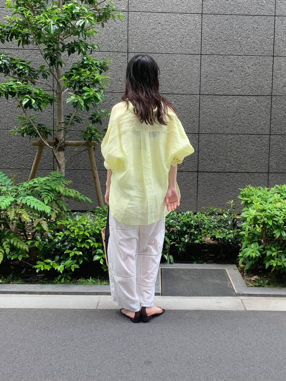 ホワイト系のその他パンツ、ホワイト系のキャミソール、ブラック系のサンダルを着用したレディースの春コーディネートの2枚目の写真