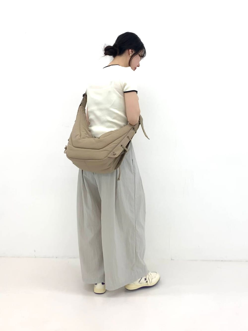 グレー系のその他パンツ、ホワイト系のスニーカーを着用したレディースの夏コーディネートの2枚目の写真