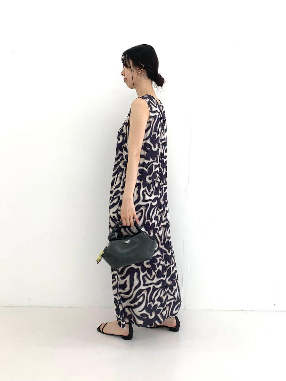 ブラック系のサンダル、ブルー系のワンピースを着用したレディースの夏コーディネートの2枚目の写真