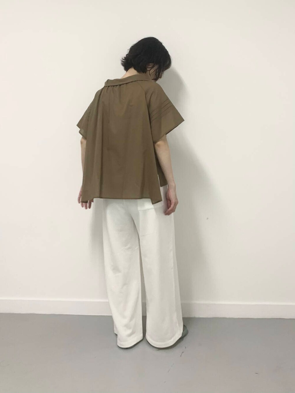 ホワイト系のその他パンツ、グリーン系のシャツ/ブラウスを着用したレディースの夏コーディネートの3枚目の写真