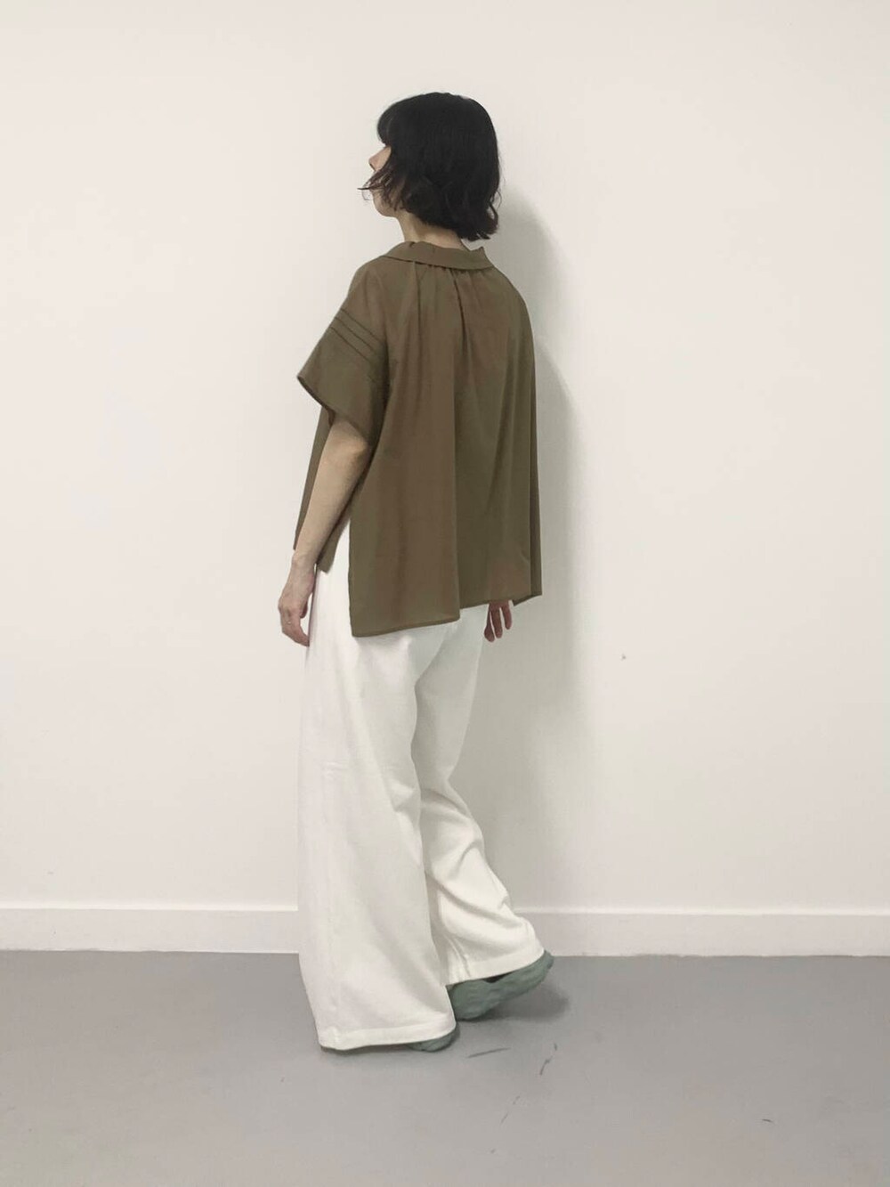 ホワイト系のその他パンツ、グリーン系のシャツ/ブラウスを着用したレディースの夏コーディネートの2枚目の写真