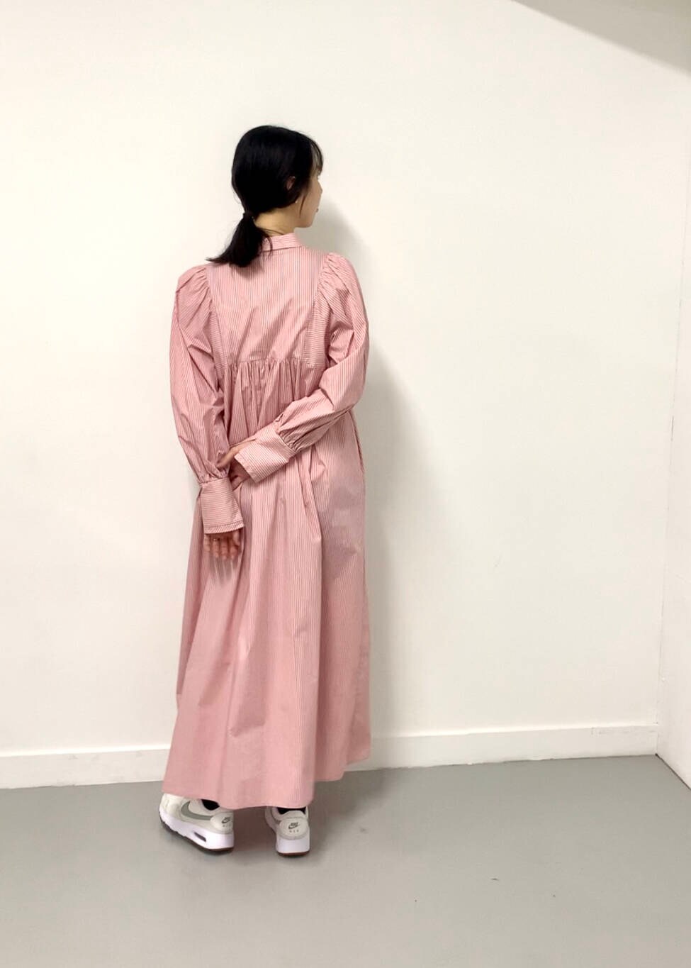 ピンク系のワンピース、ホワイト系のスニーカーを着用したレディースの夏コーディネートの3枚目の写真