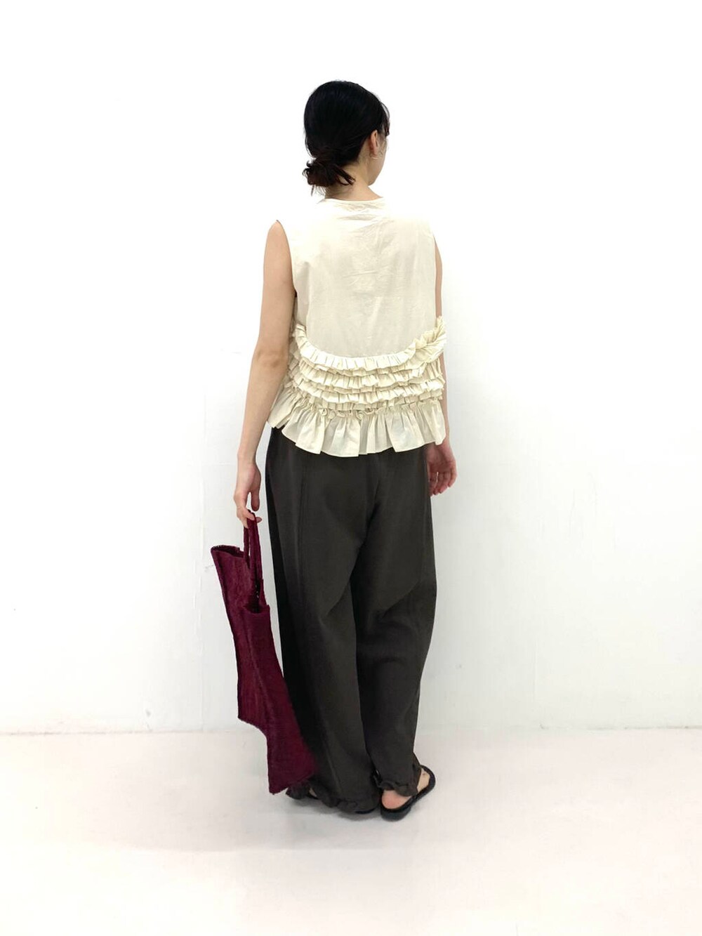 ホワイト系のシャツ/ブラウス、ブルー系のその他パンツ、ブラック系のサンダルを着用したレディースの夏コーディネートの2枚目の写真