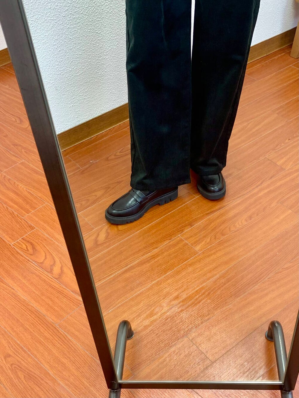 ブラック系のローファー、ブラック系のその他パンツを着用したレディースの秋コーディネートの3枚目の写真