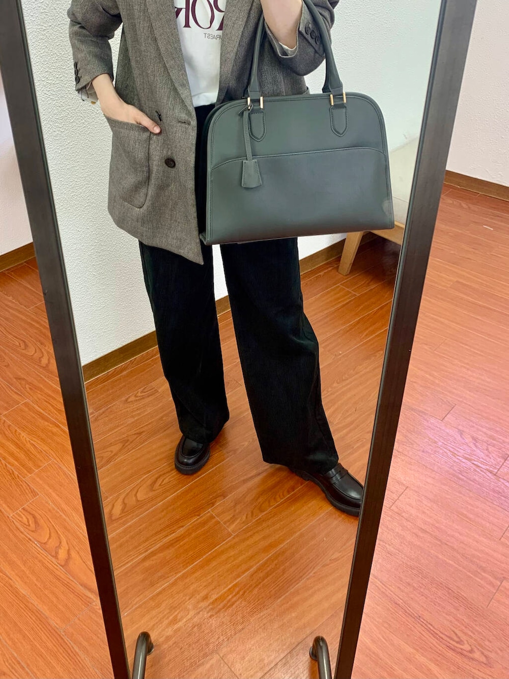 ブラック系のローファー、ブラック系のその他パンツを着用したレディースの秋コーディネートの4枚目の写真