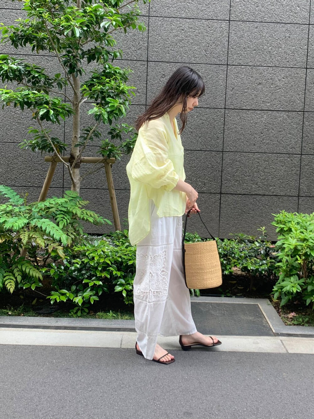 ホワイト系のその他パンツ、ホワイト系のキャミソール、ブラック系のサンダルを着用したレディースの春コーディネートの3枚目の写真