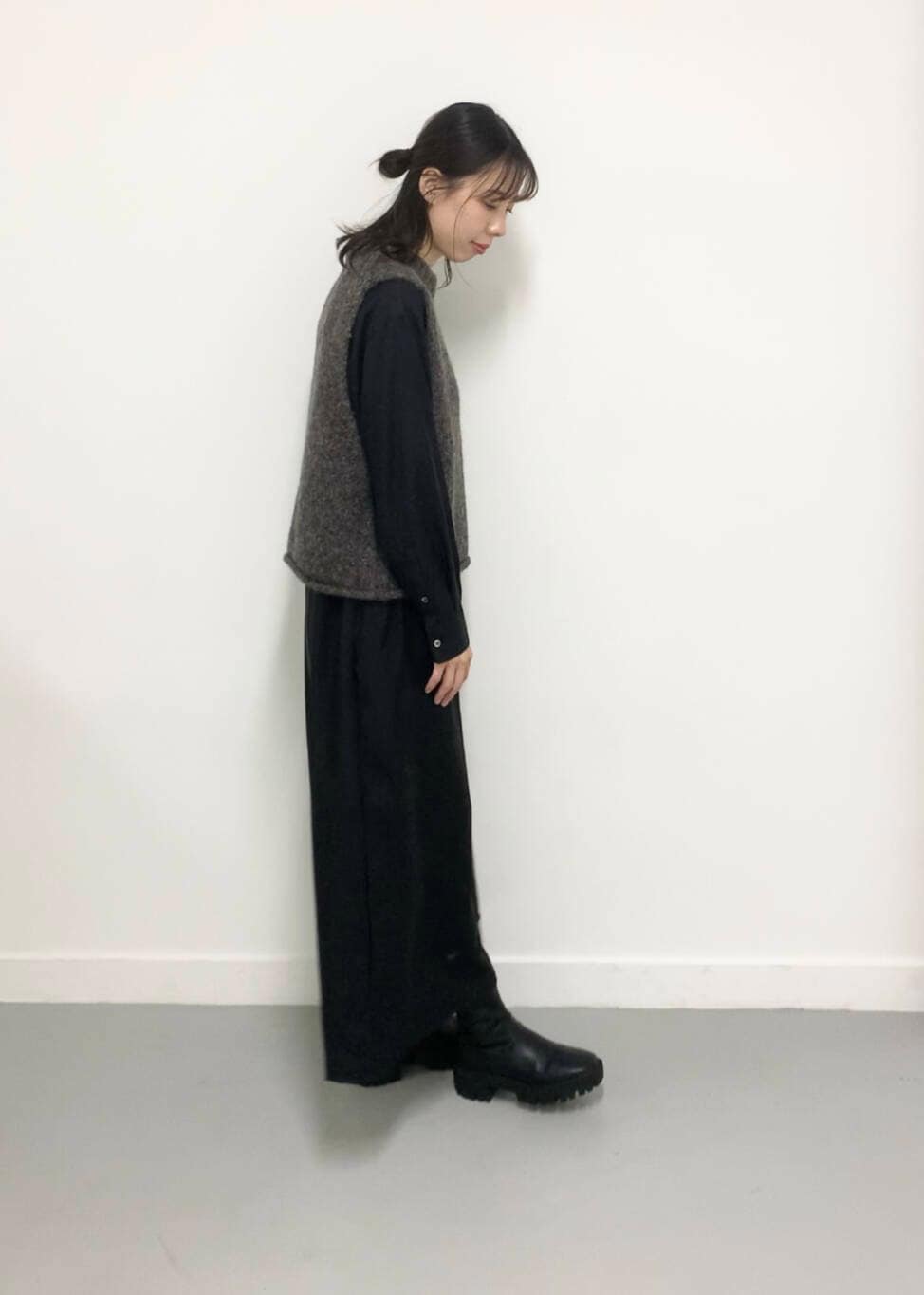 ブラック系のワンピース、グレー系のベストを着用したレディースの秋コーディネートの3枚目の写真
