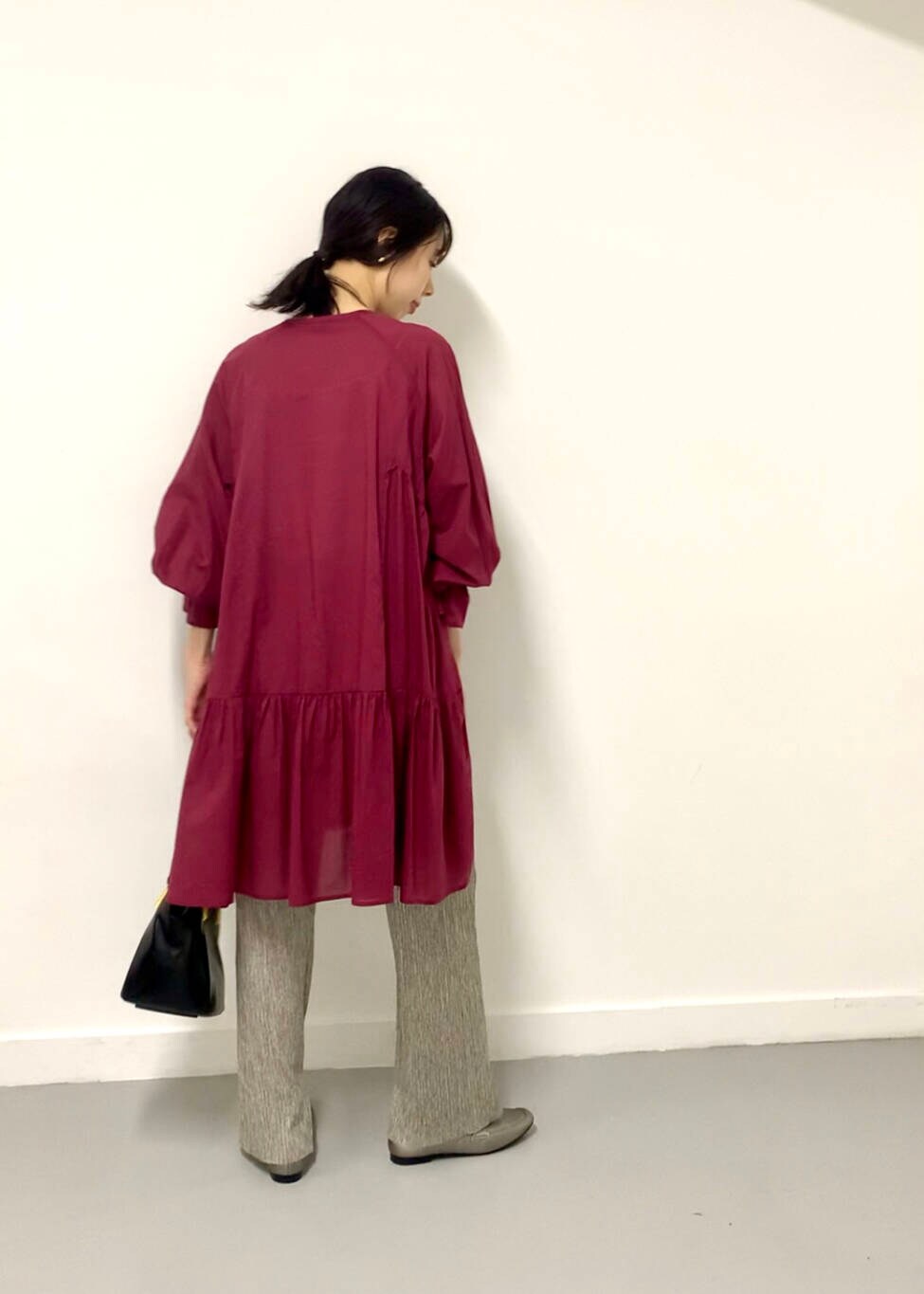 ベージュ系のその他パンツ、ブラック系のトートバッグ、シルバー系のローファーを着用したレディースの夏コーディネートの2枚目の写真