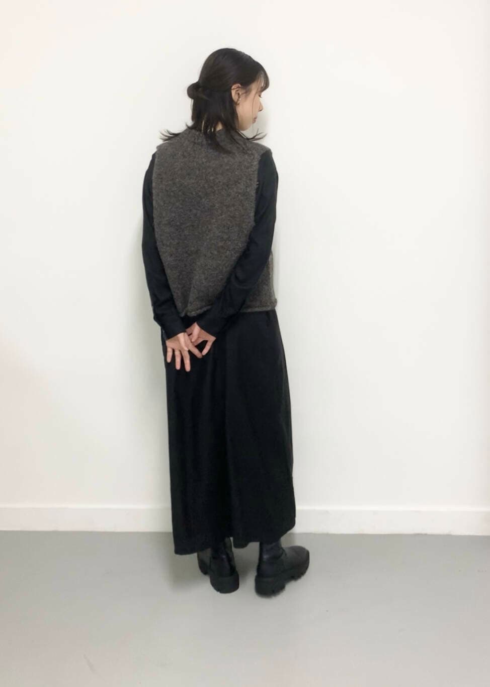 ブラック系のワンピース、グレー系のベストを着用したレディースの秋コーディネートの2枚目の写真