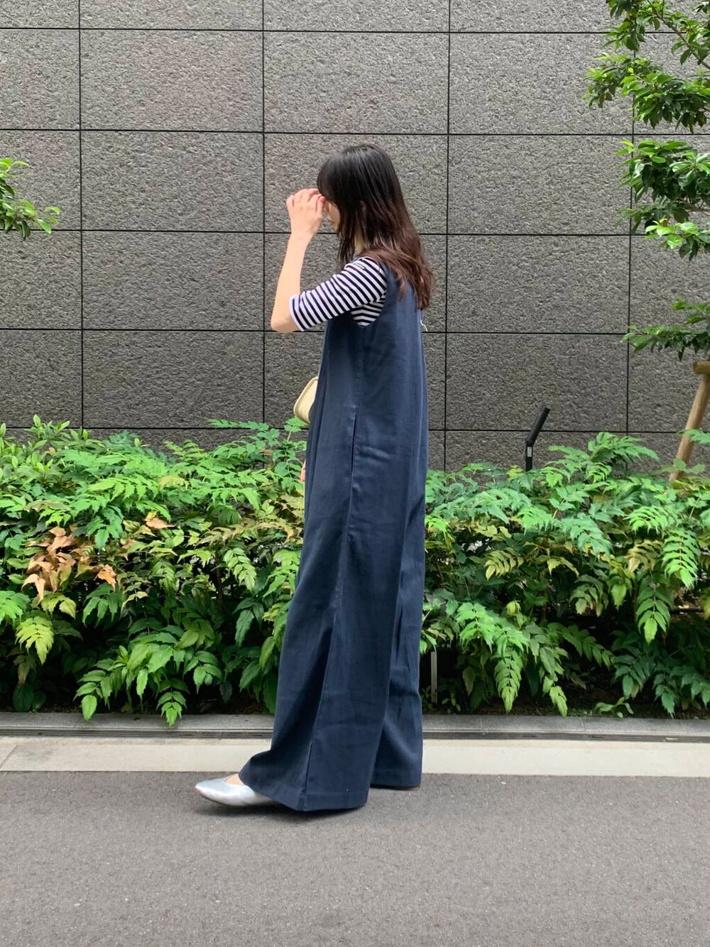 シルバー系のパンプス、ホワイト系のショルダーバッグ、その他のTシャツ/カットソーを着用したレディースの夏コーディネートの3枚目の写真